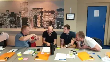 Mistři ve skupině probírají, jak jim nové věci fungují v provozu